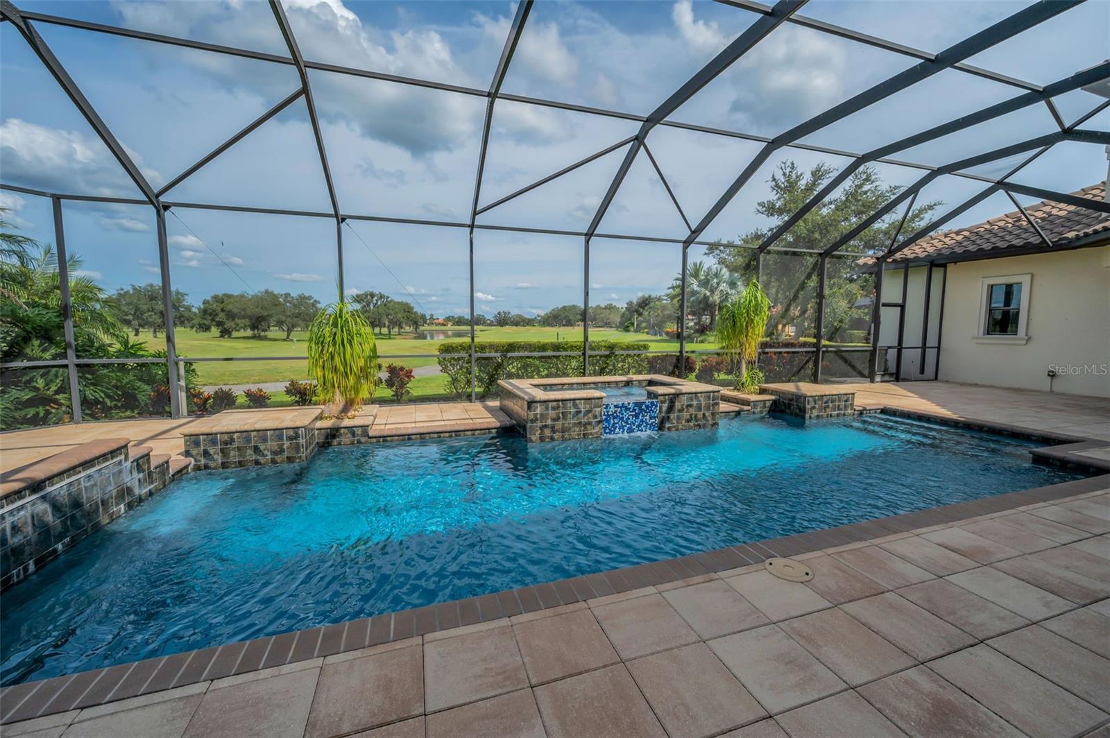 CHAMPIONS CLUB - Residential