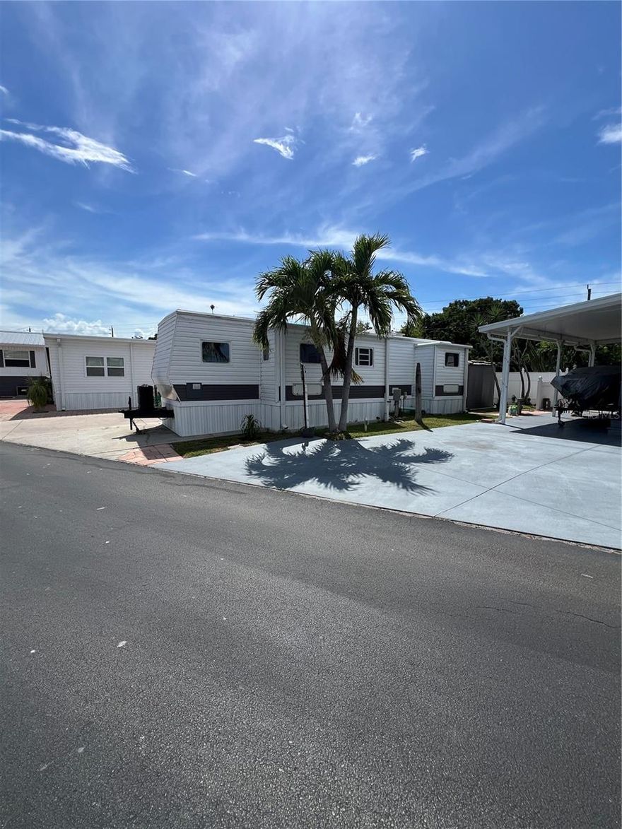 ~Big O RV Resort~ 2005 Gulfstream coach RV. 2 Bed 1 bath perfect for that winter home in sunny Okeechobee, FL. Big O RV resort has a huge clubhouse & heated pool. Bring your boat, boat ramp right around the corner.