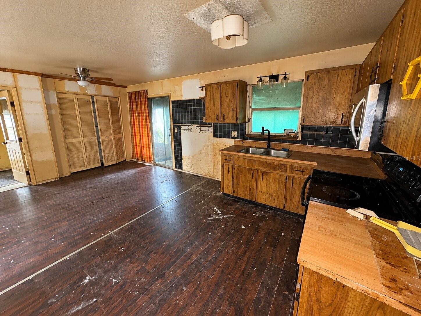 1825 HUGGINS DRIVE