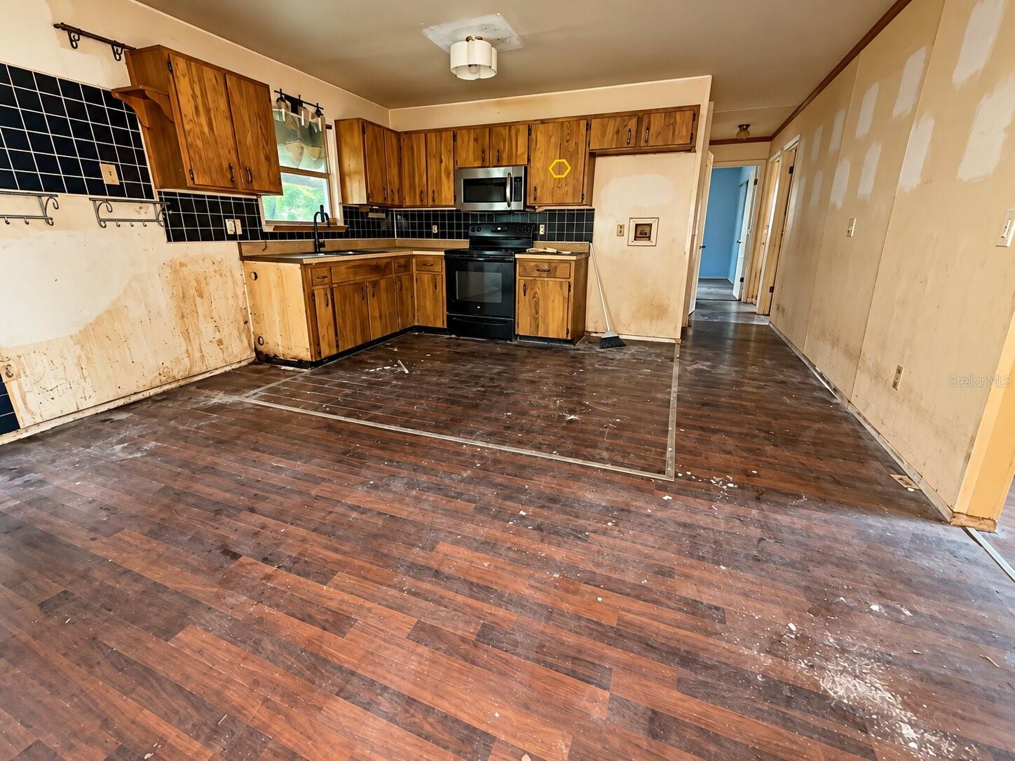 1825 HUGGINS DRIVE