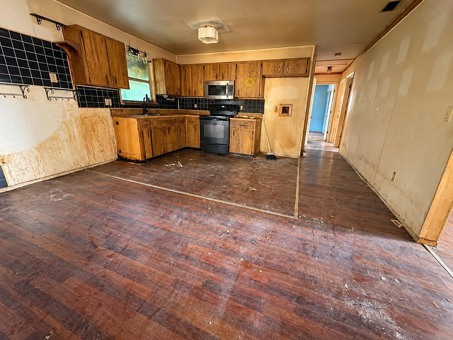1825 HUGGINS DRIVE