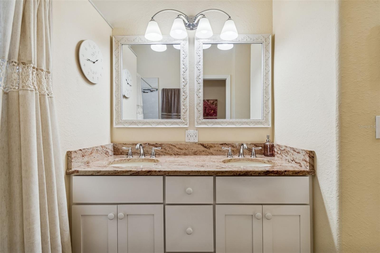 HERITAGE OAKS TWNHMS - Residential