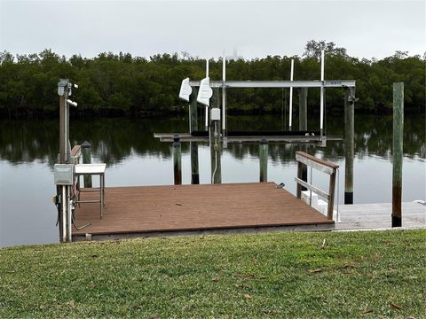 911 SILVER PALM WAY APOLLO BEACH FL 33572