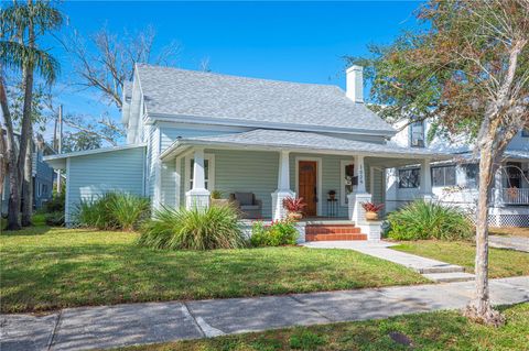 A home in LAKELAND