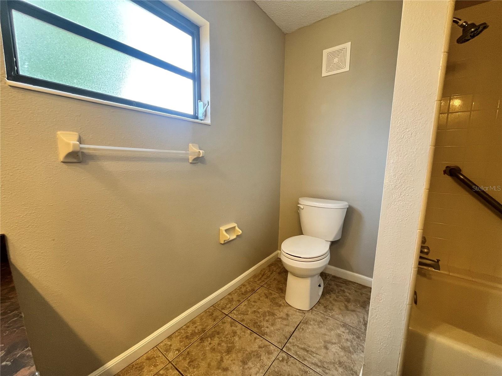 BREEZEWOOD PARK UNIT 06 - Residential Lease