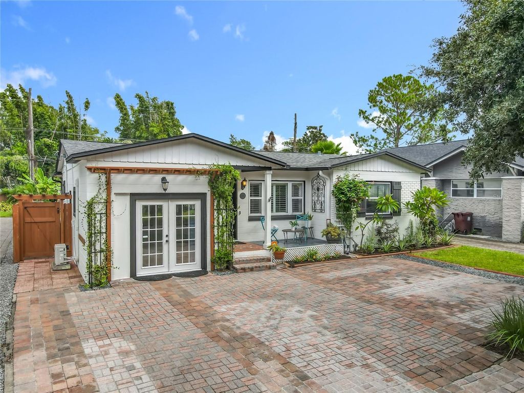 Photo of 825 W Smith Street, Orlando, FL 32804 (MLS # O6350648)