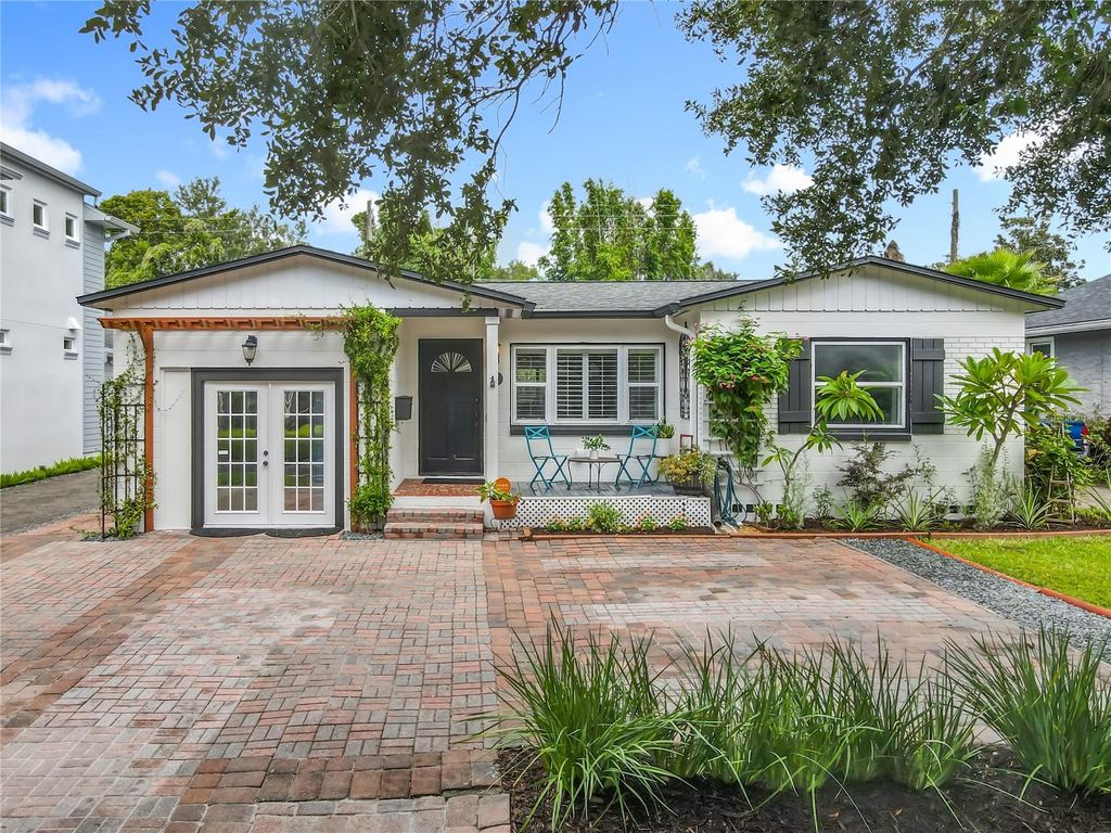 Photo of 825 W Smith Street, Orlando, FL 32804 (MLS # O6350648)