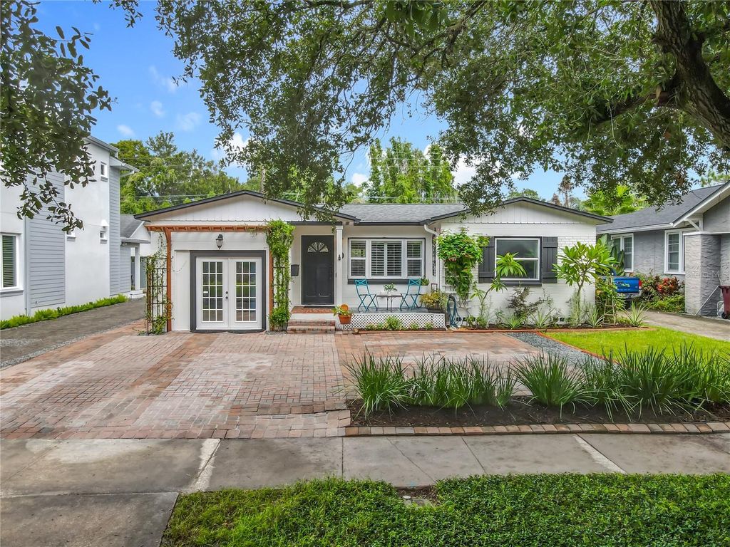 Photo of 825 W Smith Street, Orlando, FL 32804 (MLS # O6350648)