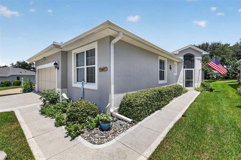 Photo of 20512 Queen Alexandra Drive, Leesburg, FL 34748 (MLS # G5116320)