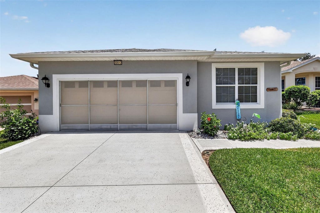 Photo of 20512 Queen Alexandra Drive, Leesburg, FL 34748 (MLS # G5116320)