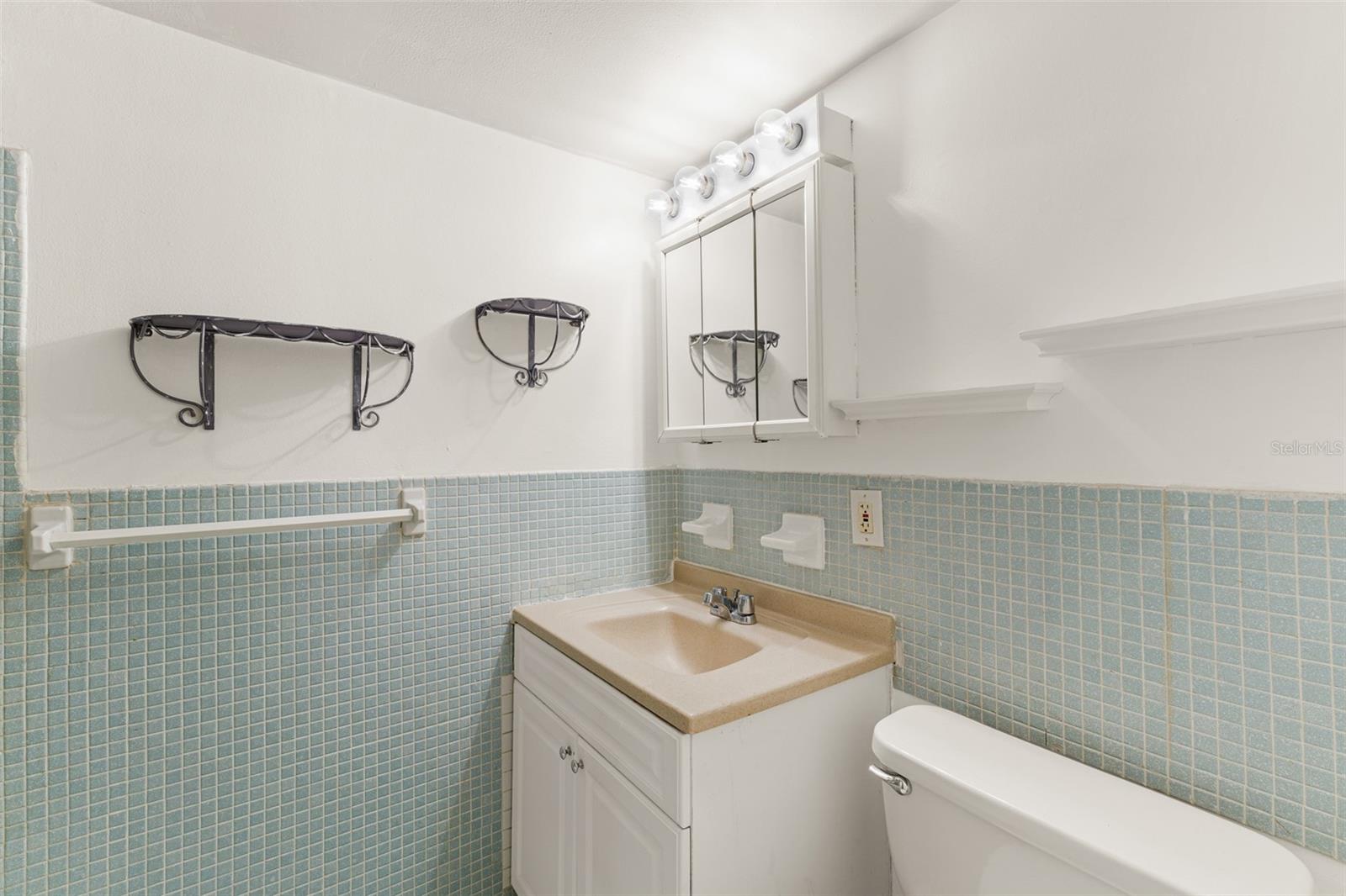 THE COLONIAL HOUSE CONDO - Residential