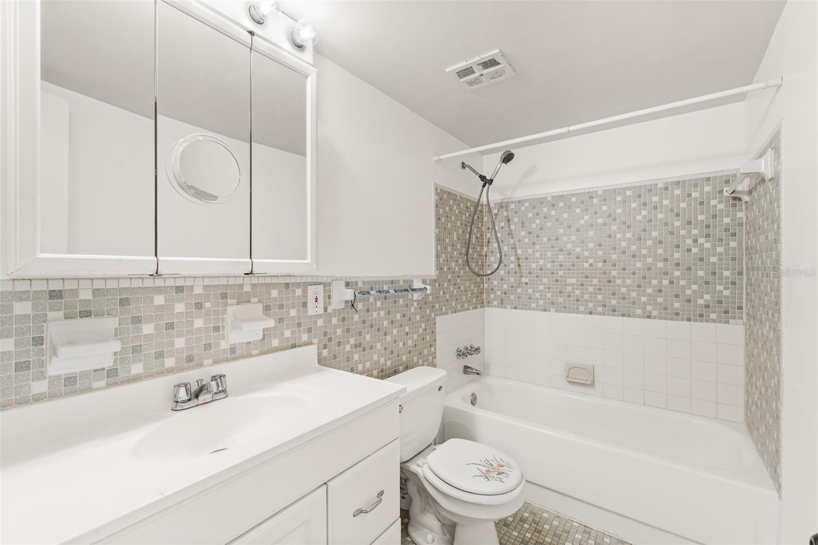 THE COLONIAL HOUSE CONDO - Residential