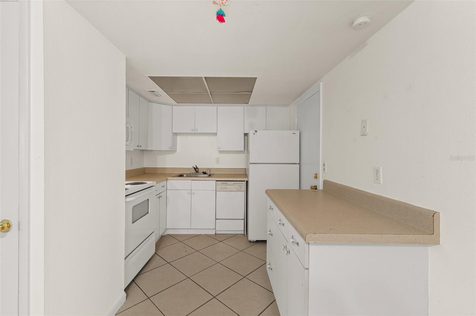 THE COLONIAL HOUSE CONDO - Residential