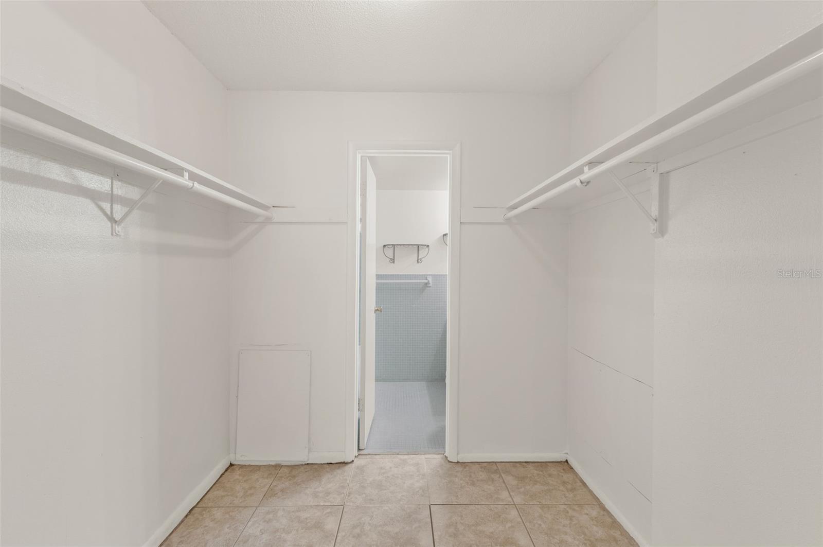 THE COLONIAL HOUSE CONDO - Residential