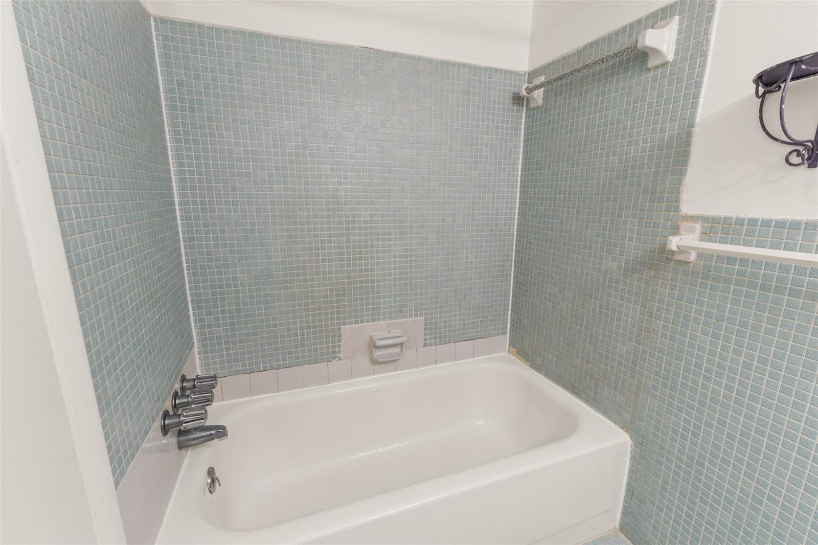 THE COLONIAL HOUSE CONDO - Residential