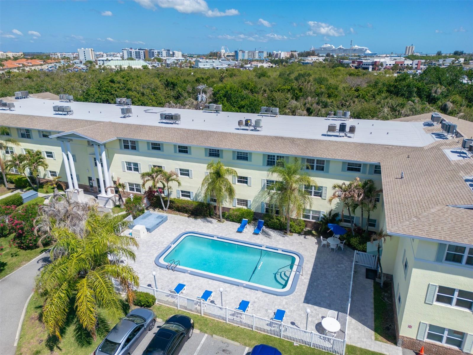 THE COLONIAL HOUSE CONDO - Residential