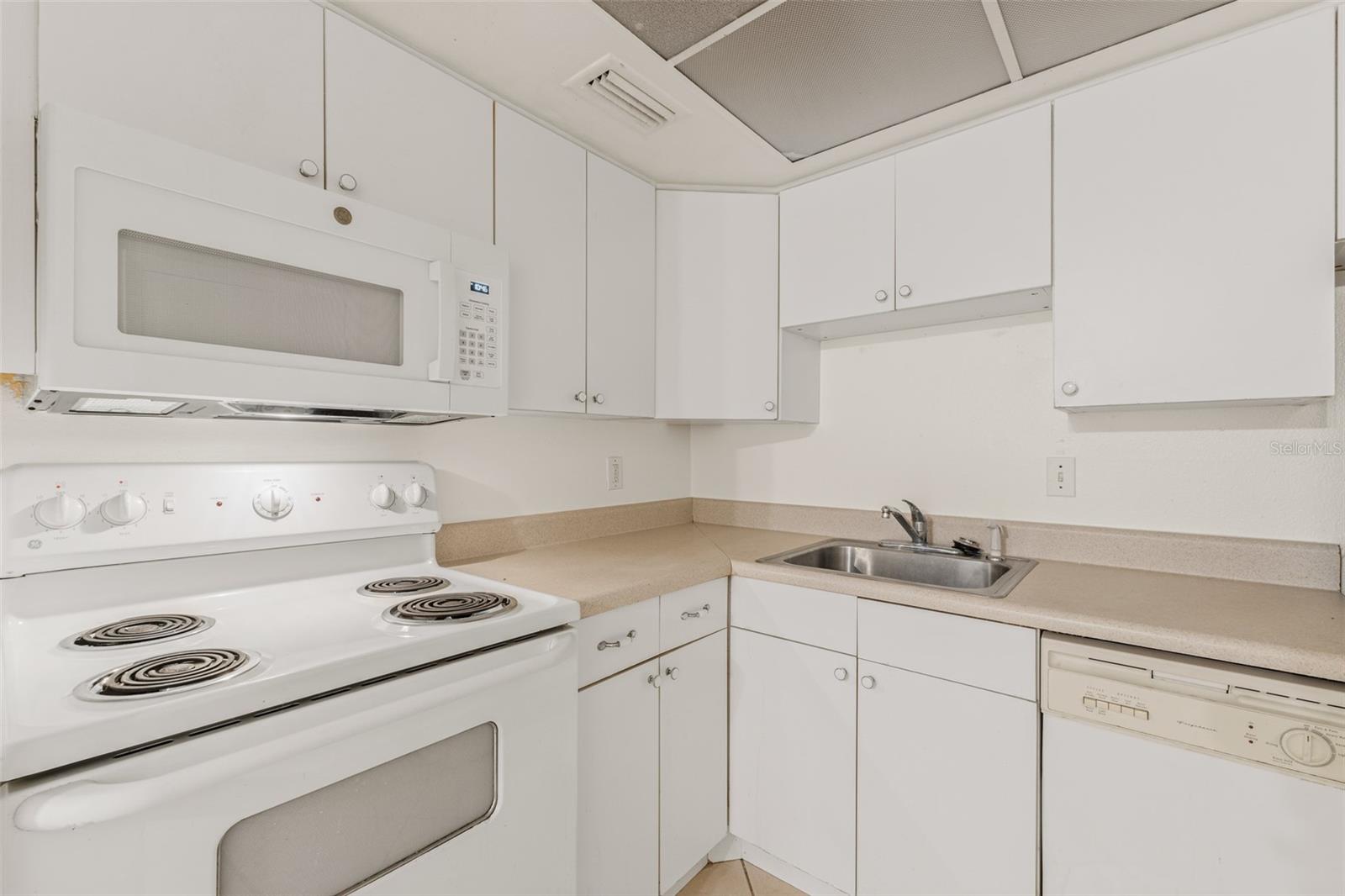 THE COLONIAL HOUSE CONDO - Residential