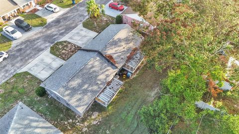 A home in LAKE WALES