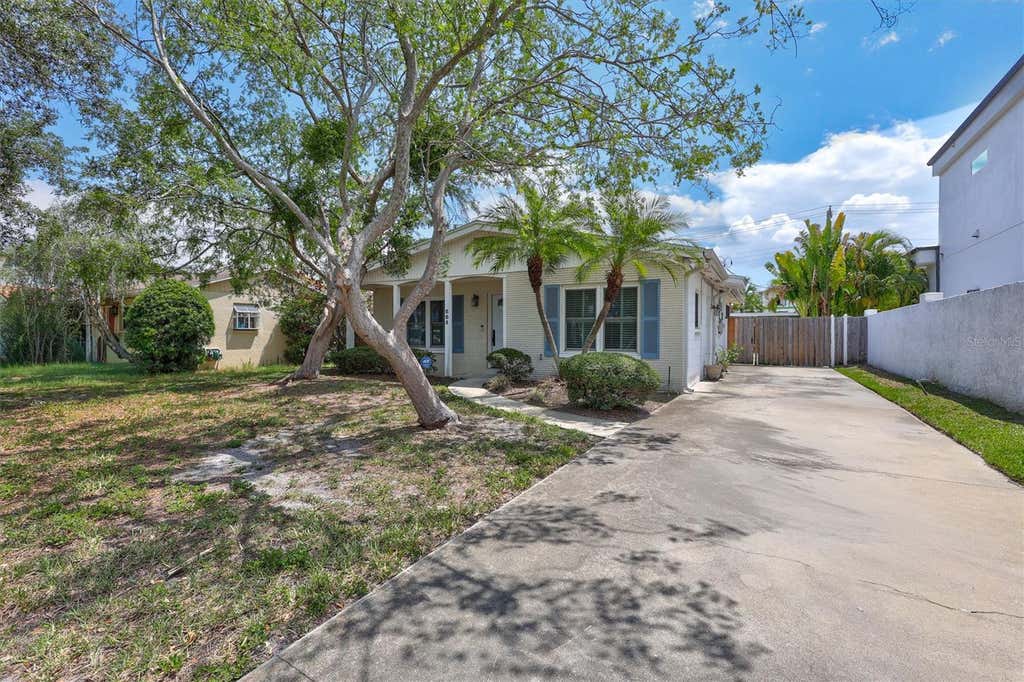 Photo of 604 E Davis Boulevard, Tampa, FL 33606 (MLS # TB8512939)