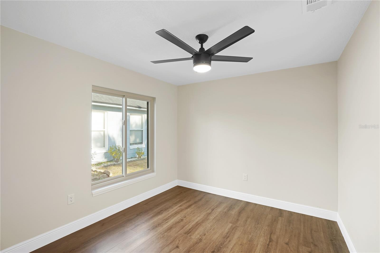 WHISPER LAKES - Residential