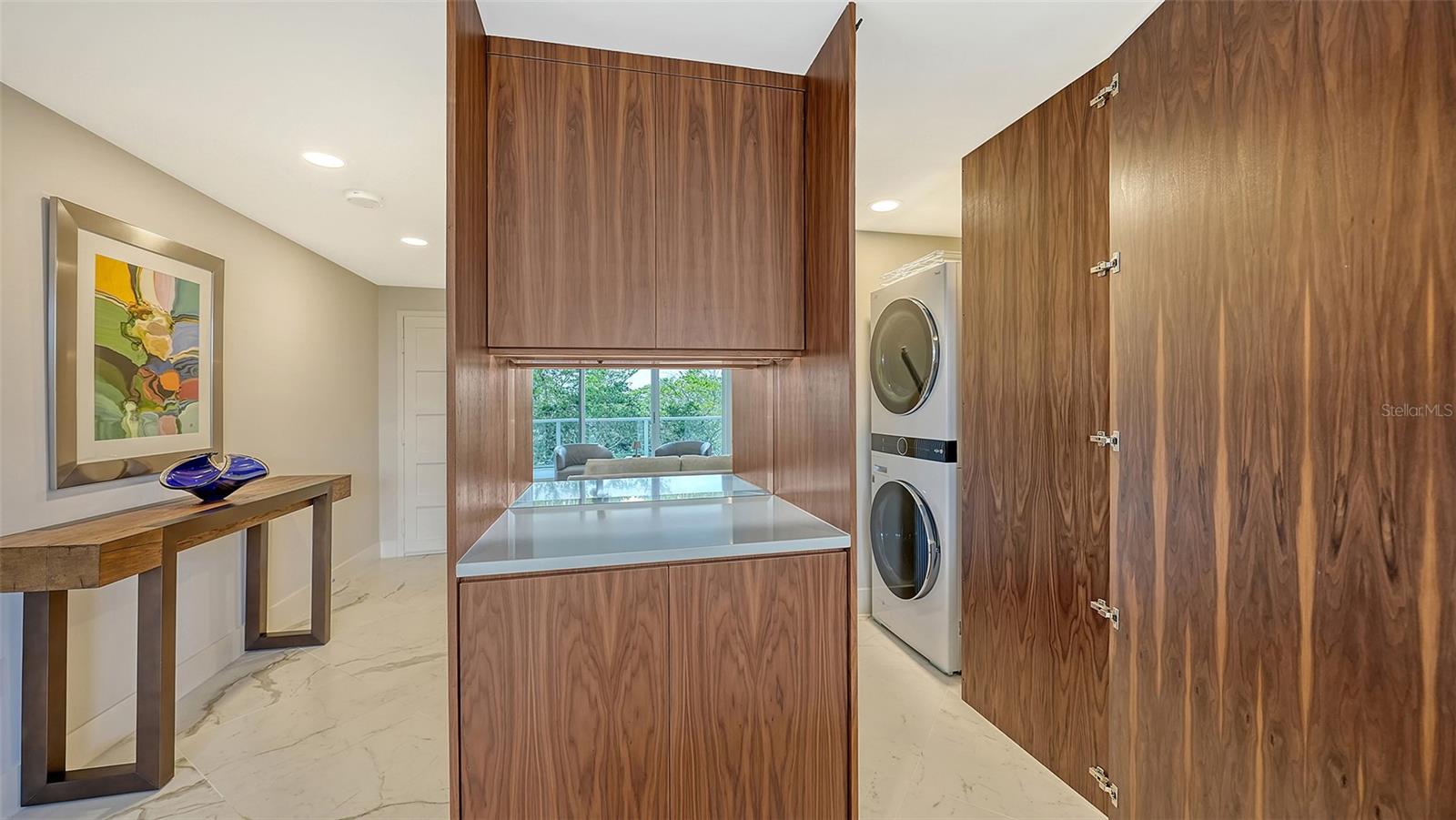 L ELEGANCE ON LIDO BEACH - Residential