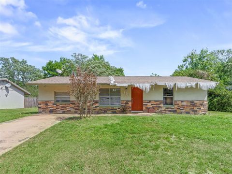 Photo of 911 Jacaranda Drive, Lady Lake, FL 32159 (MLS # OM721984)