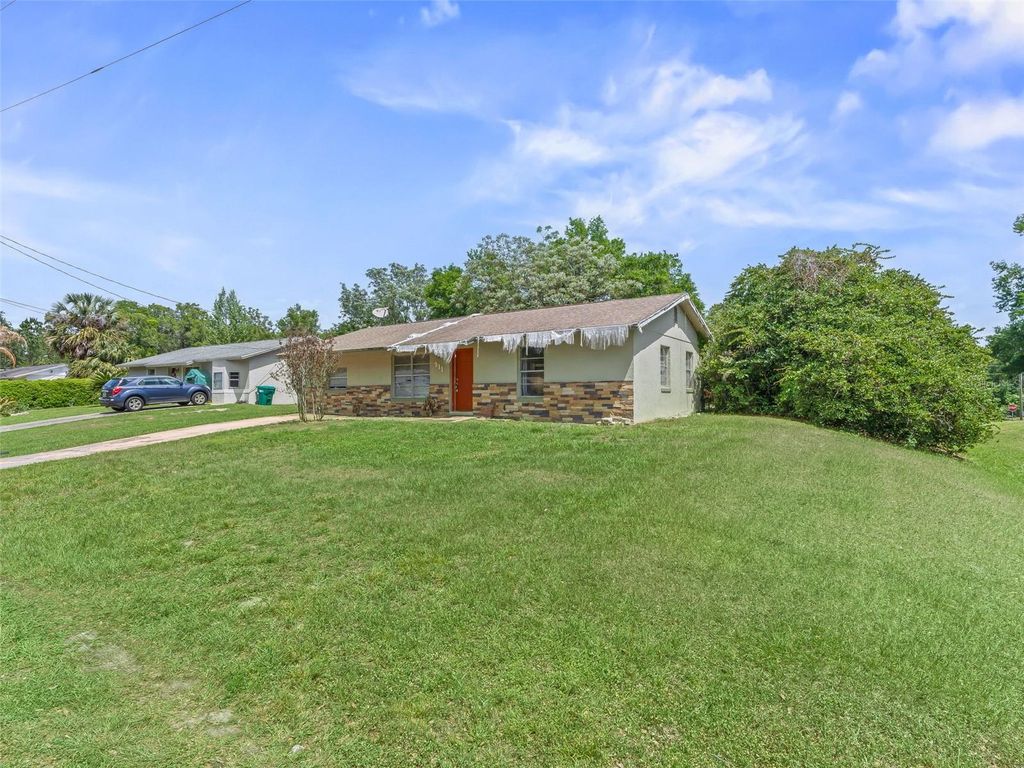 Photo of 911 Jacaranda Drive, Lady Lake, FL 32159 (MLS # OM721984)