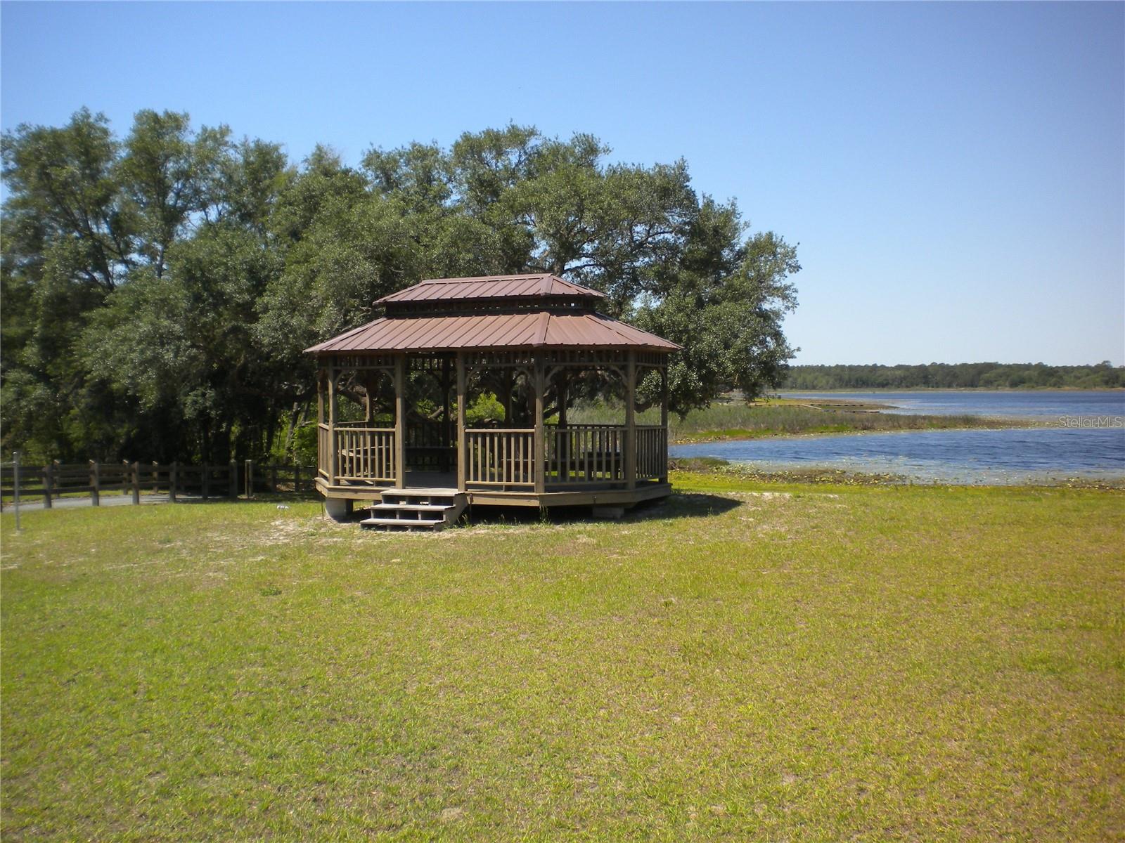 RAINBOW LAKES ESTATE - Land