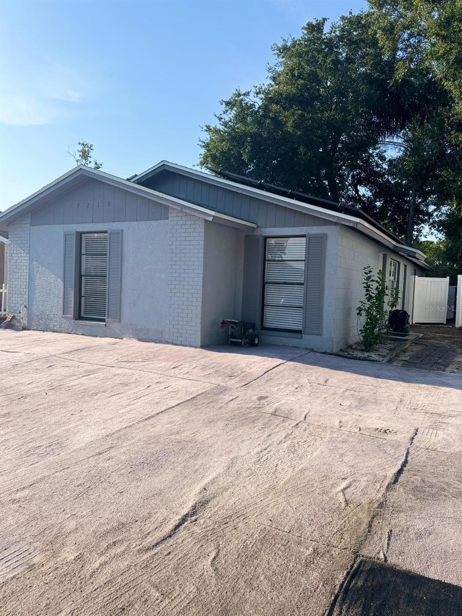 Beautiful house for rent with 3 bedrooms and 2 bathrooms. Completely remodeled, with fresh spaces and recently painted. Move-in ready.