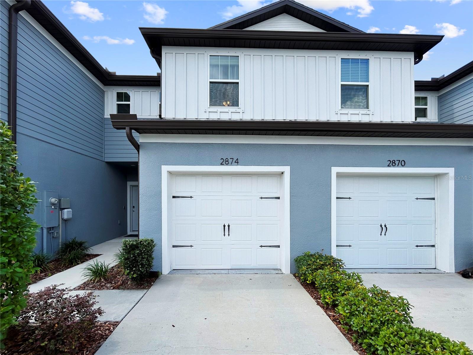 LOCATION, LOCATION, LOCATION! This stunning Oakstead townhome with attached 1-car garage is in pristine condition and move-in ready. Built in 2021, it features 2 bedrooms, 2.5 baths, and 1,451 square feet of spacious, light-filled living. The open-concept floorplan creates a bright and airy atmosphere, perfect for comfortable living and entertaining. The kitchen is beautifully appointed with wood cabinetry, granite countertops, a closet pantry, and modern stainless steel appliances. From the expansive living room, sliding glass doors lead to a screened-in back patio - ideal for outdoor relaxation. A convenient half-bath is located on the main floor for guests. Upstairs, youll find two generously sized bedrooms. The primary suite offers a large walk-in closet and a stylish en-suite bathroom with granite countertops, dual sinks, and a walk-in shower. The second bedroom is also spacious and shares a hall bath with a shower/tub combination and extended countertop vanity. Full-size washer and dryer included! Perfectly located just off SR-54, Oakstead Townhomes offers quick access to shopping, dining, and entertainment. Commuting is a breeze with nearby access to the Suncoast Expressway, and you're only minutes from Tampa Premium Outlets, Advent Hospital, USF, Moffitt Cancer Center, and TOP-rated schools. Tampa International Airport is just 30 minutes away, and the area's beautiful Gulf Coast beaches are only a 45-minute drive. Don't miss this opportunity to lease a beautiful home in a vibrant, well-maintained neighborhood.
Small pet welcome - ask agent.
This is a smoke-free home!