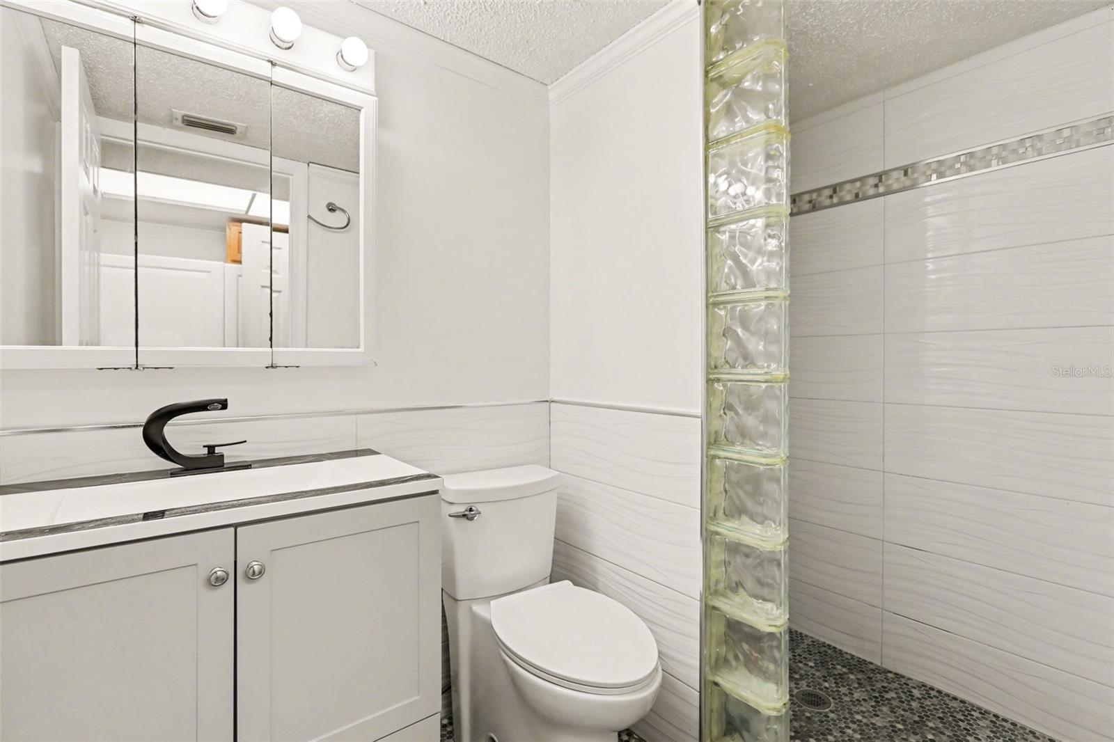 BAYSHORE ON THE LAKE APTS SEC 4 - Residential