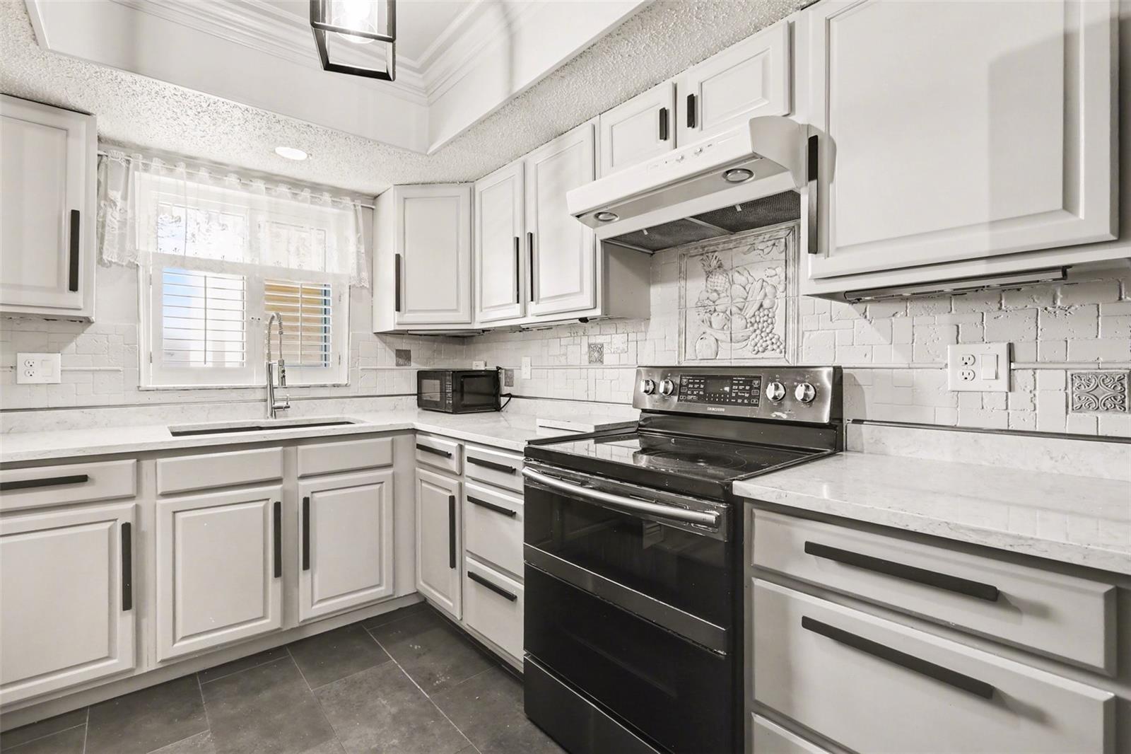 BAYSHORE ON THE LAKE APTS SEC 4 - Residential