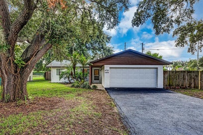 1402 CRYSTAL COURT TAVARES FL 32778