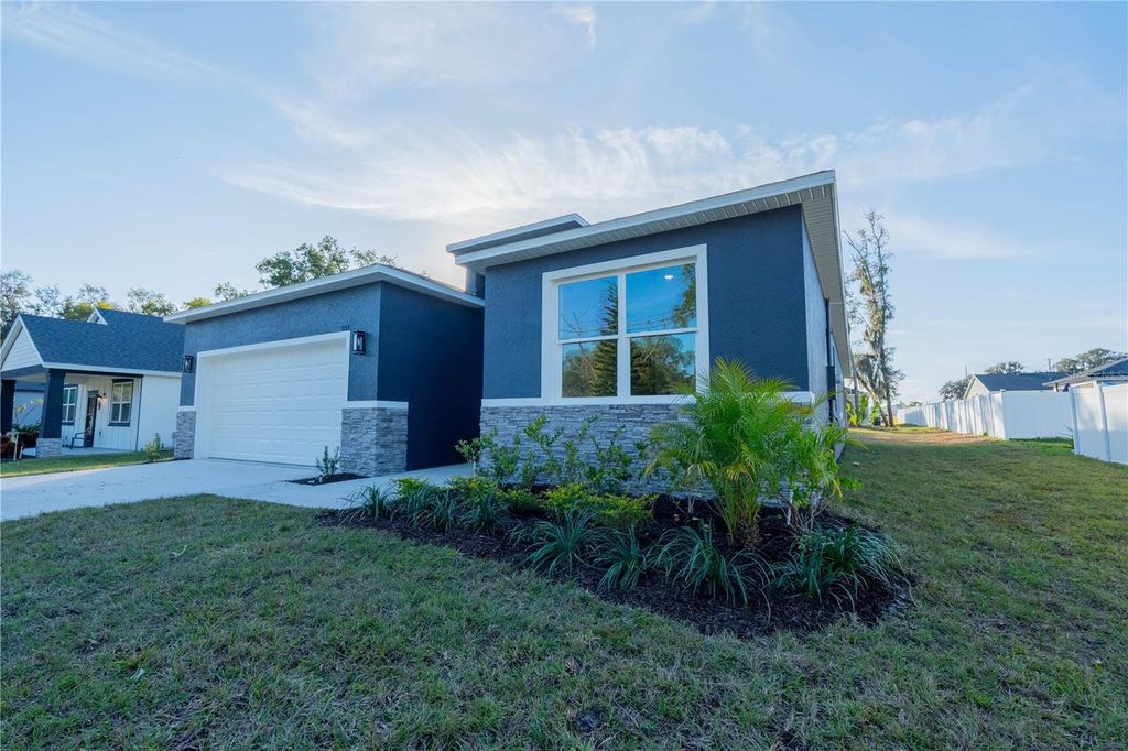 Photo of 911 N New Hampshire Avenue, Tavares, FL 32778 (MLS # O6371717)