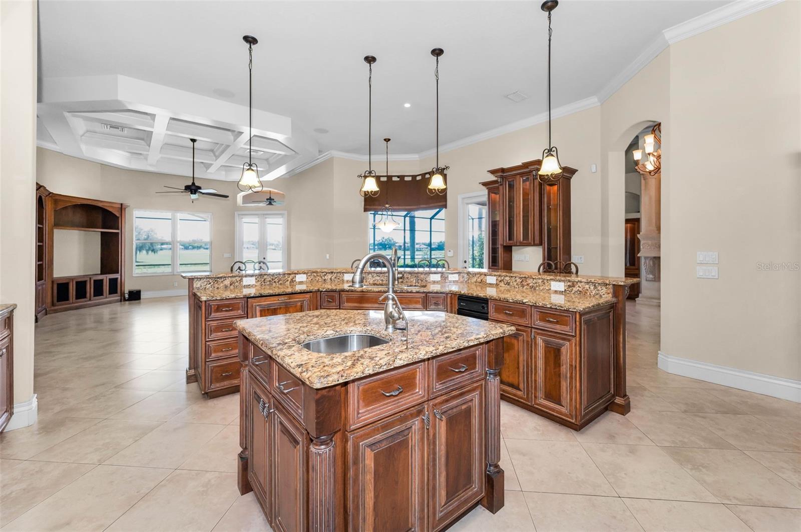 CHAMPIONS CLUB - Residential