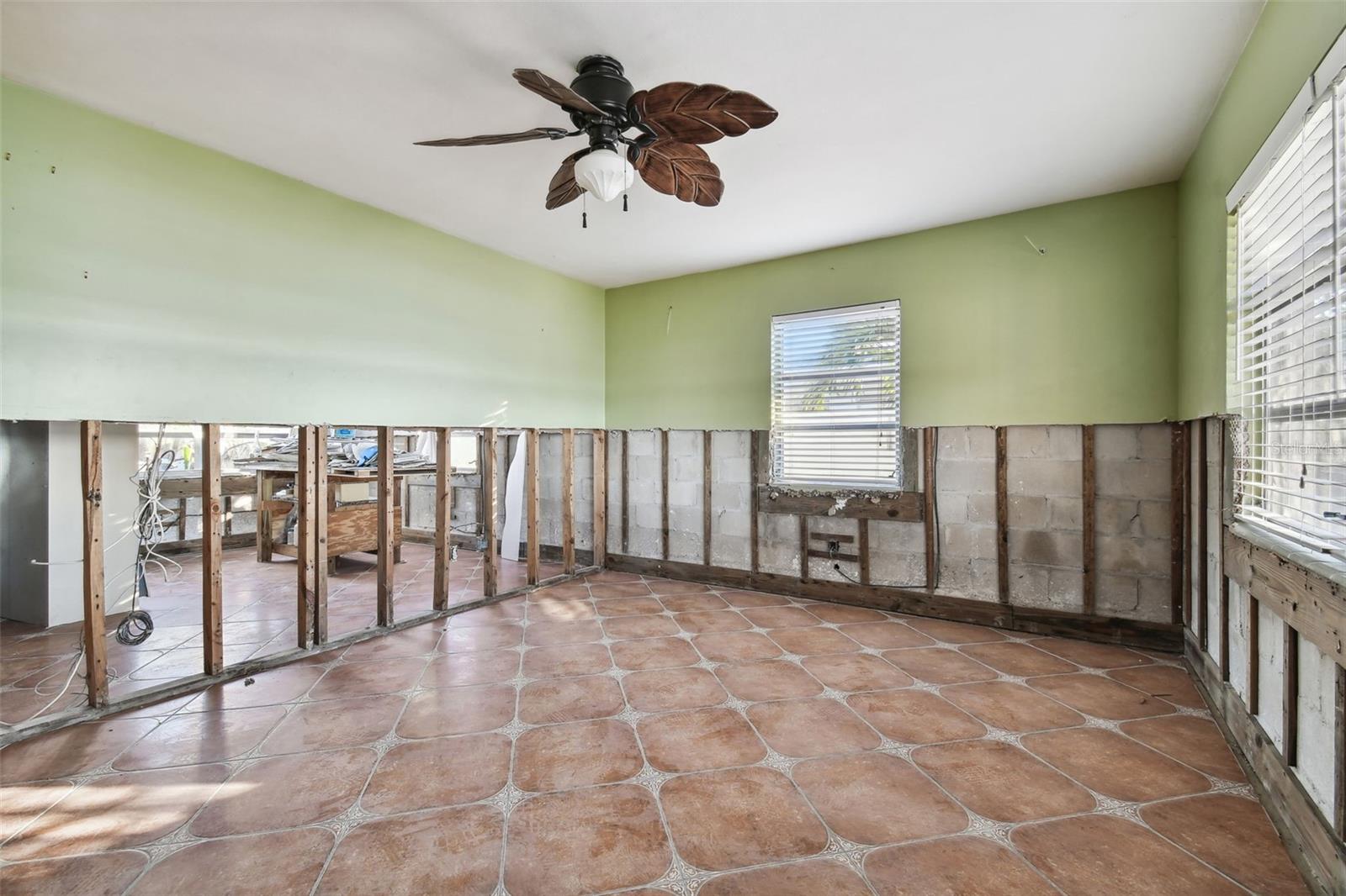 VENETIAN POINT - Land