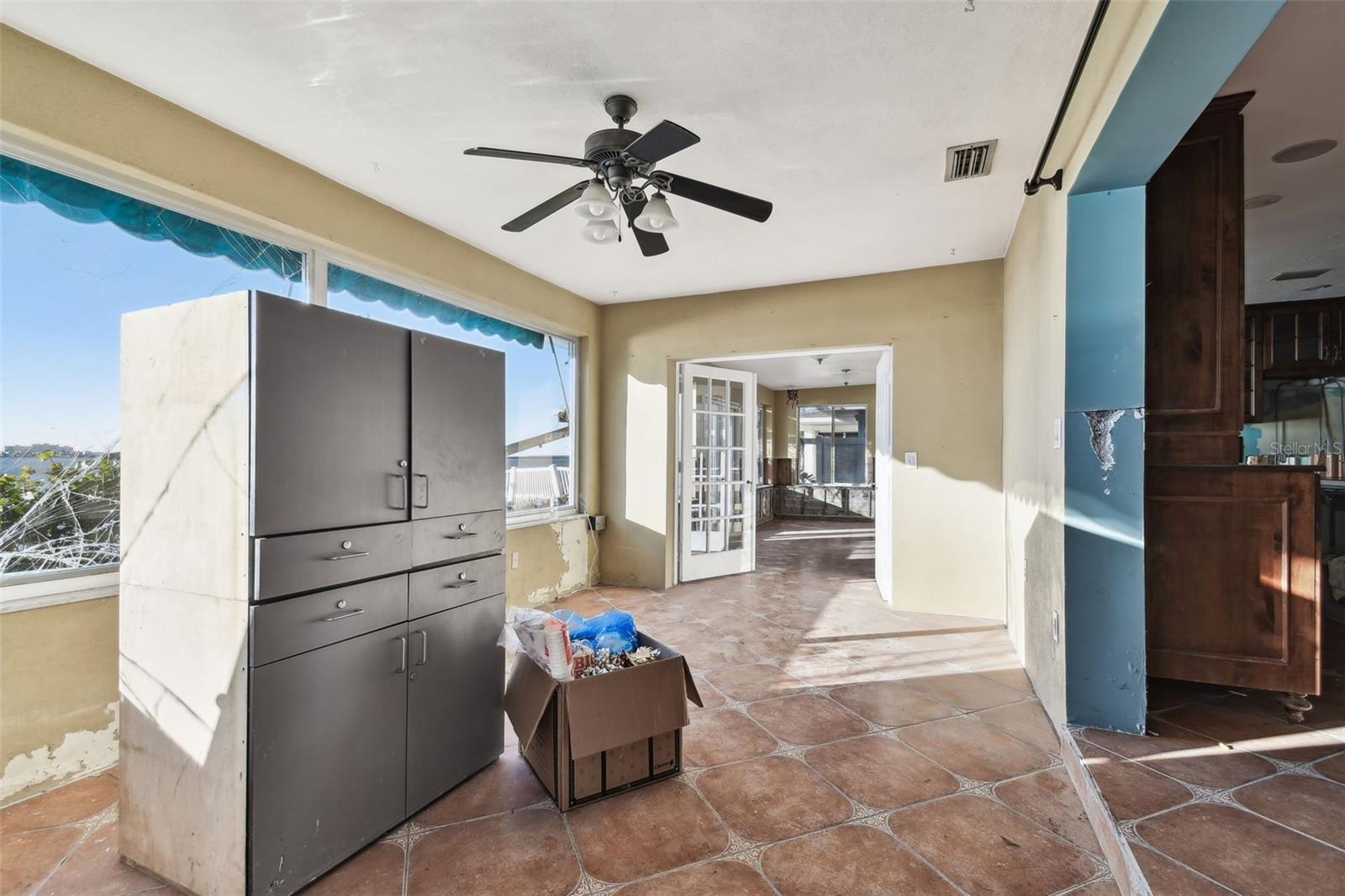 VENETIAN POINT - Land