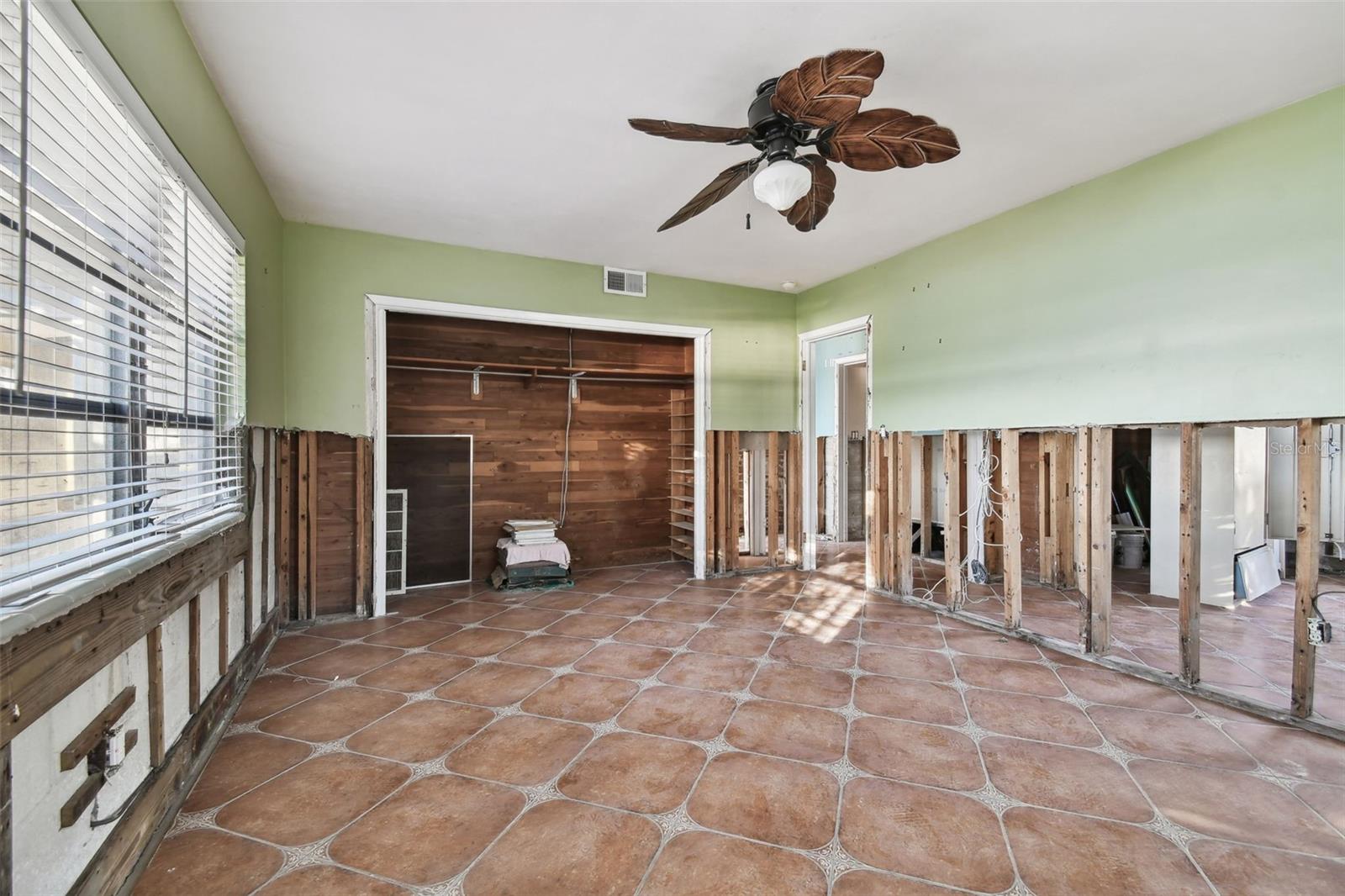 VENETIAN POINT - Land