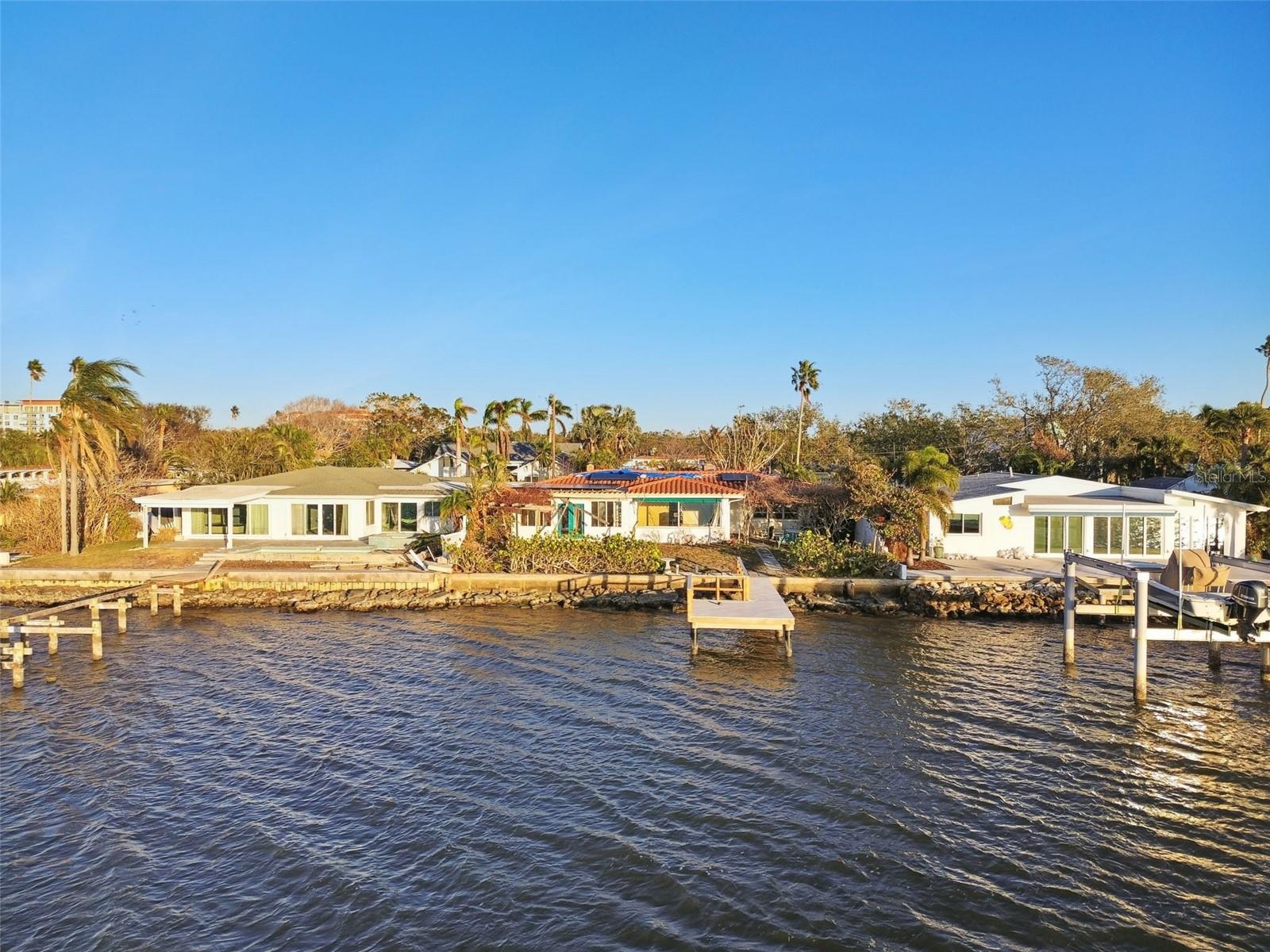 VENETIAN POINT - Land