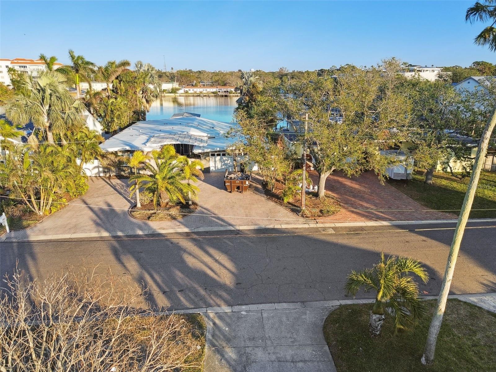 VENETIAN POINT - Land