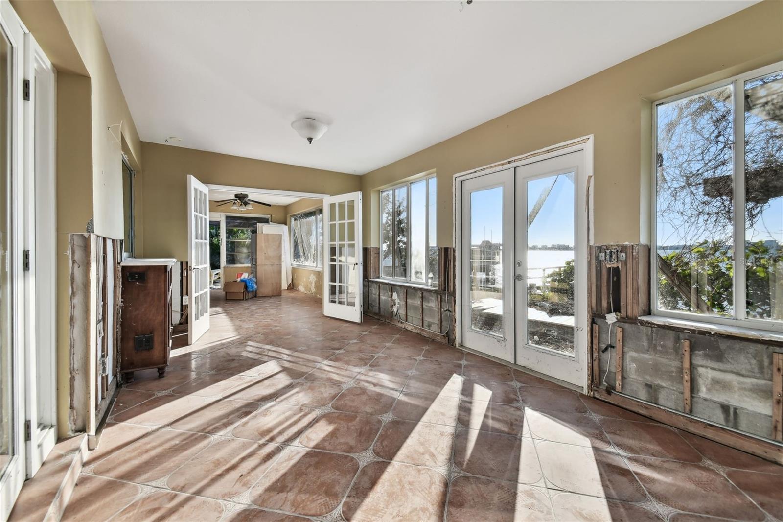 VENETIAN POINT - Land