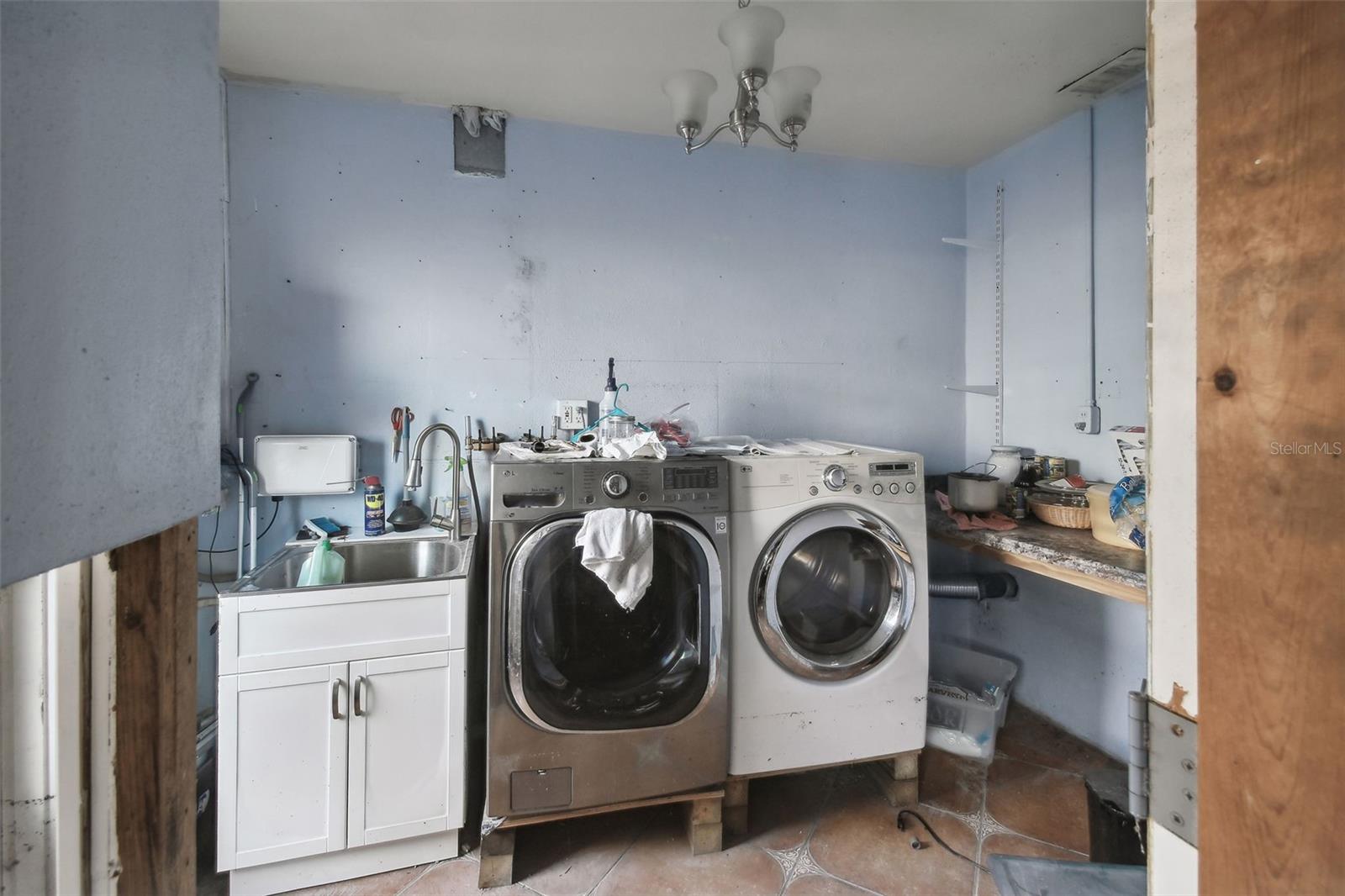 VENETIAN POINT - Land