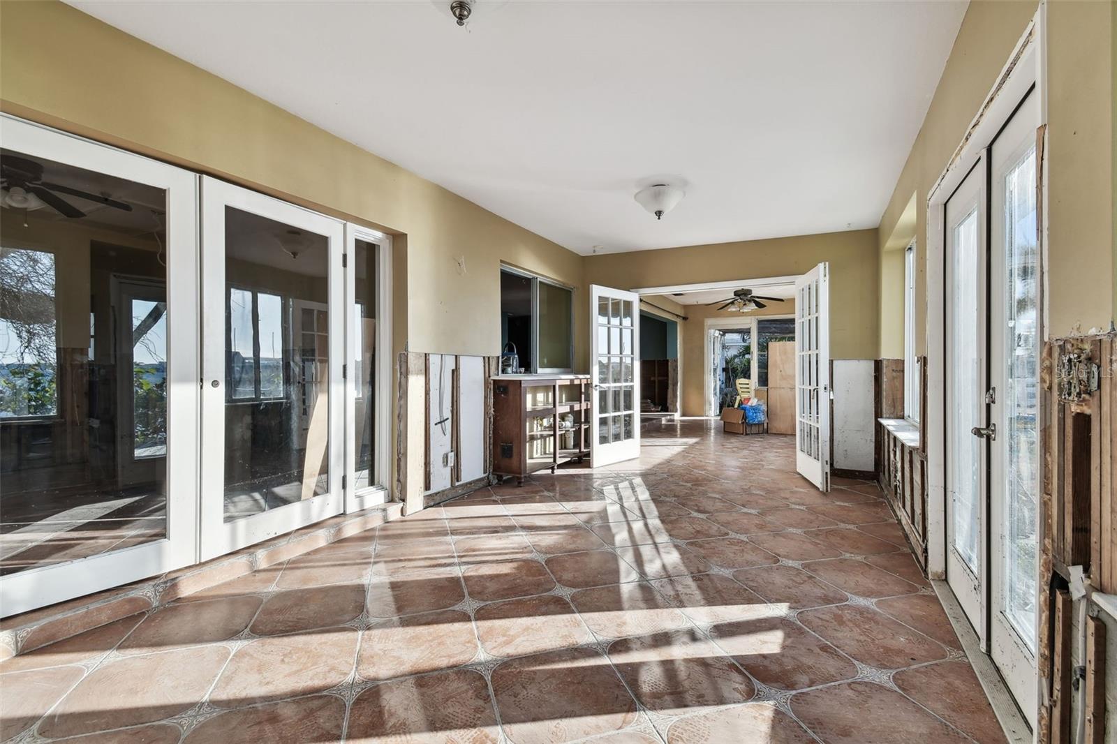 VENETIAN POINT - Land