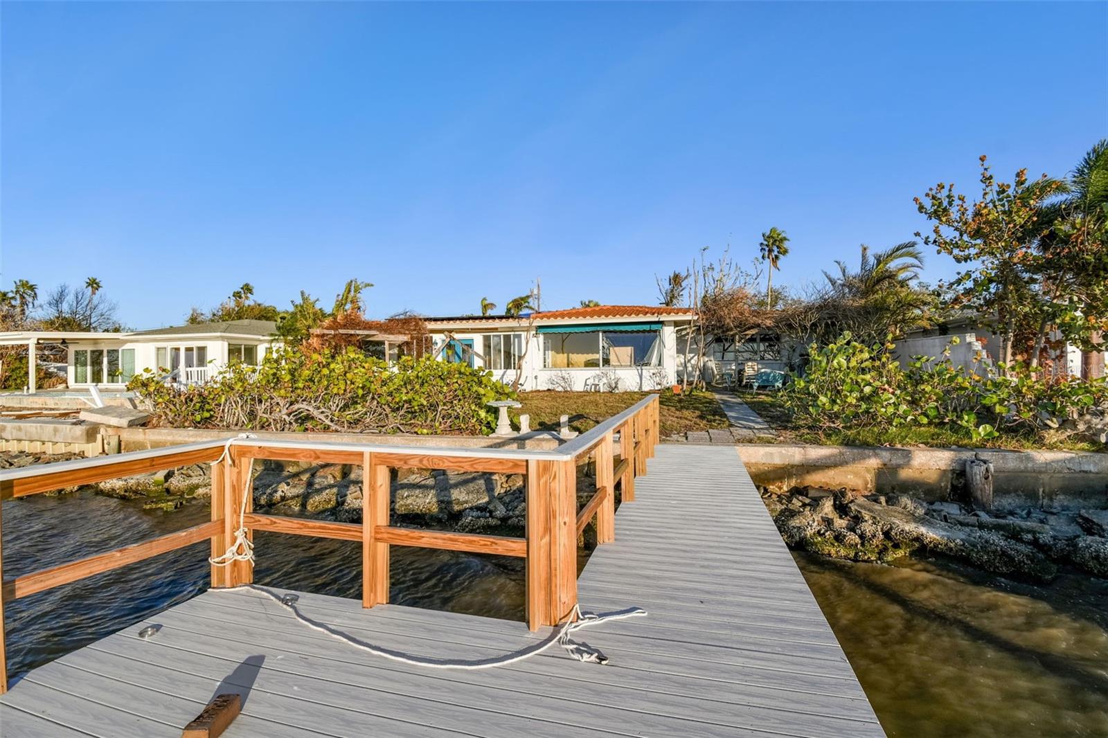 VENETIAN POINT - Land