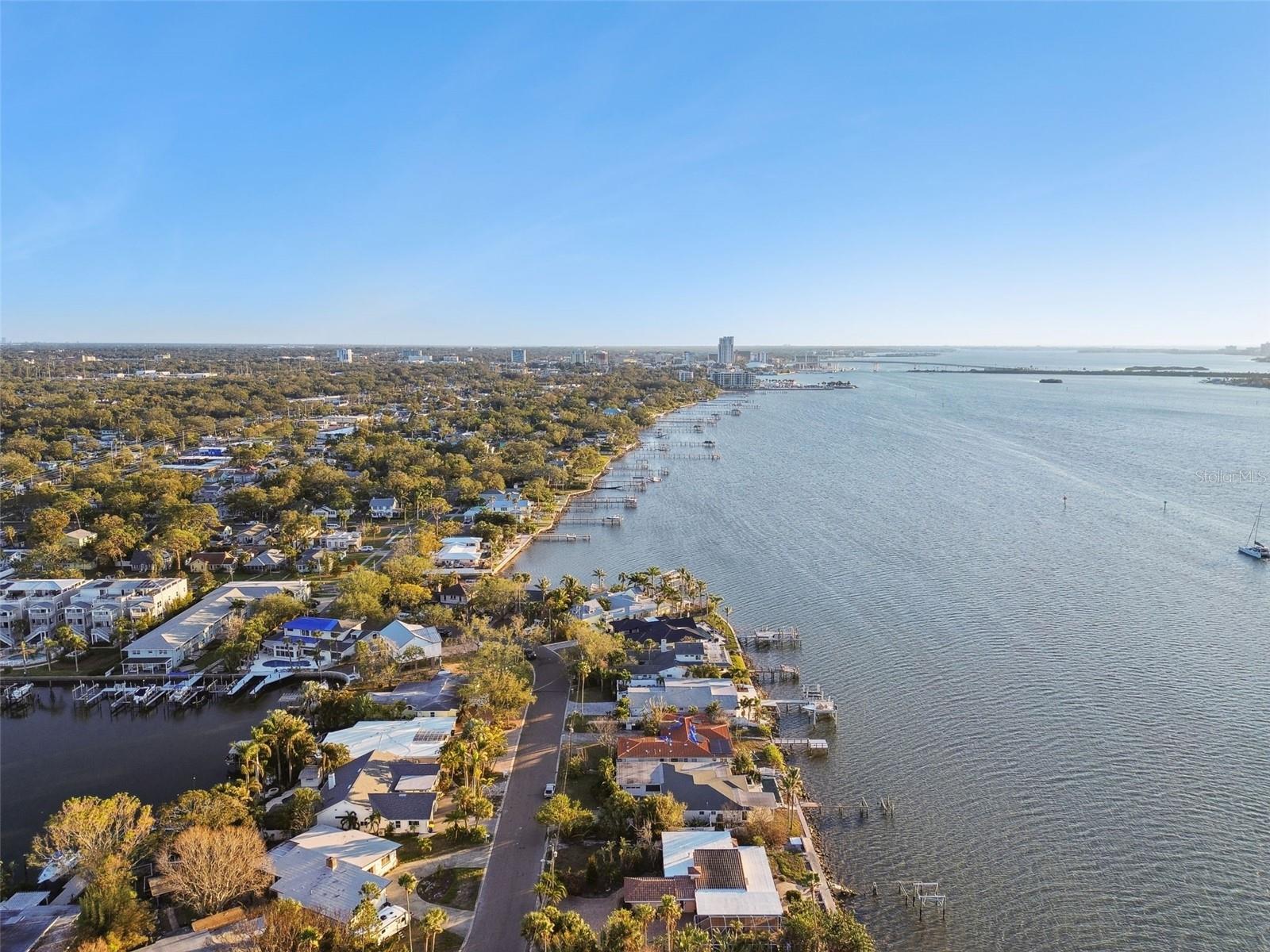 VENETIAN POINT - Land