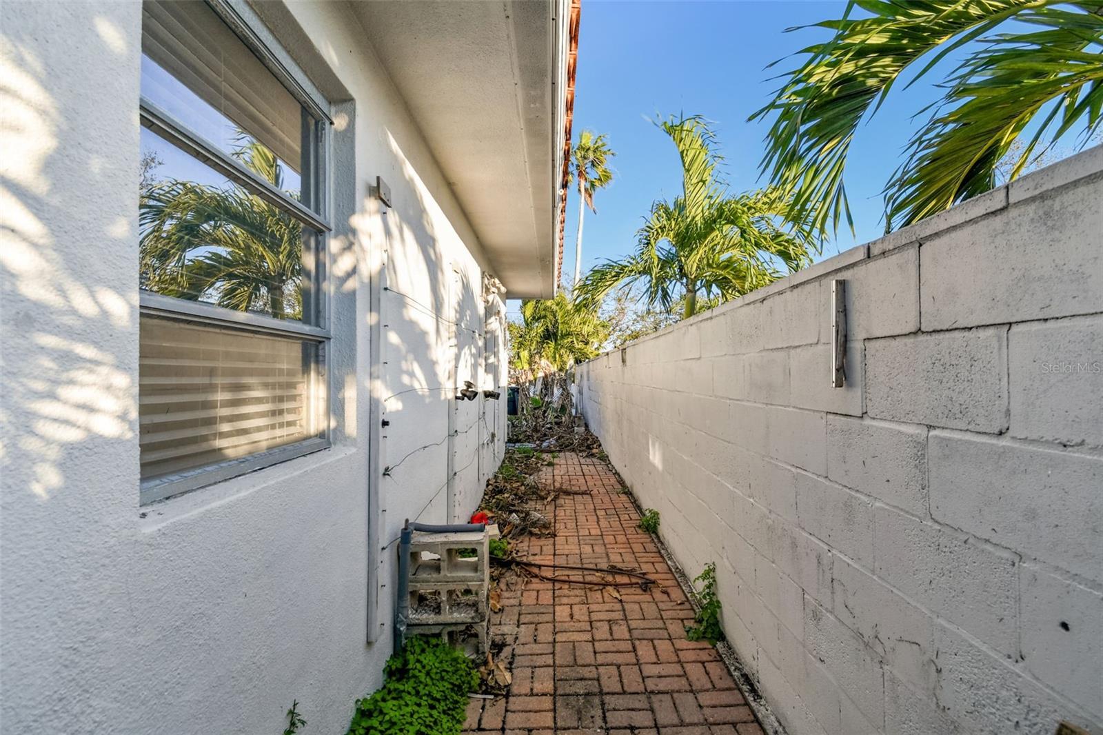 VENETIAN POINT - Land