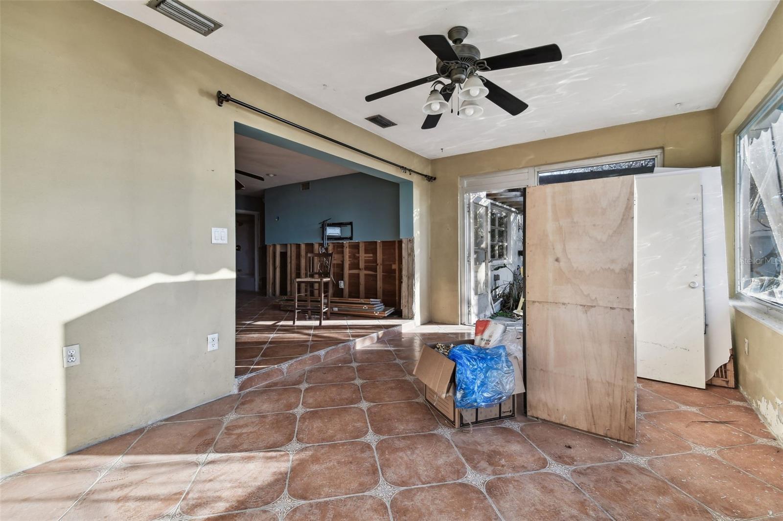 VENETIAN POINT - Land