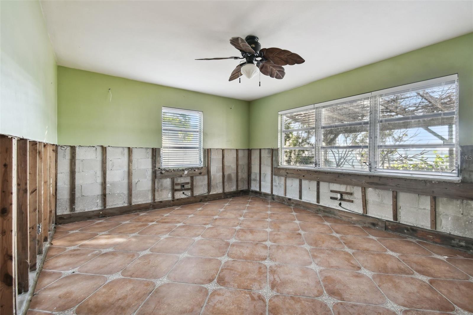 VENETIAN POINT - Land