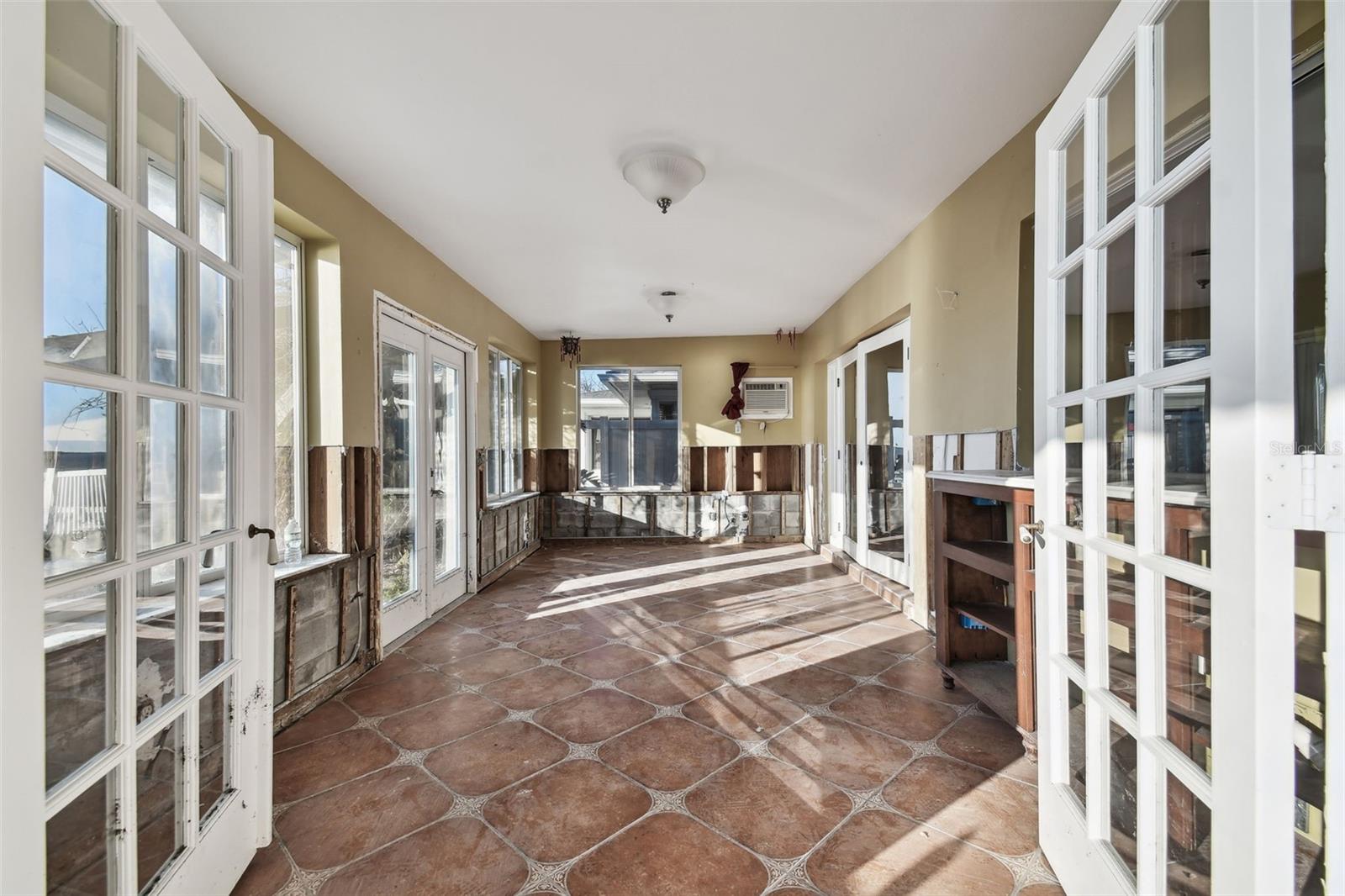 VENETIAN POINT - Land