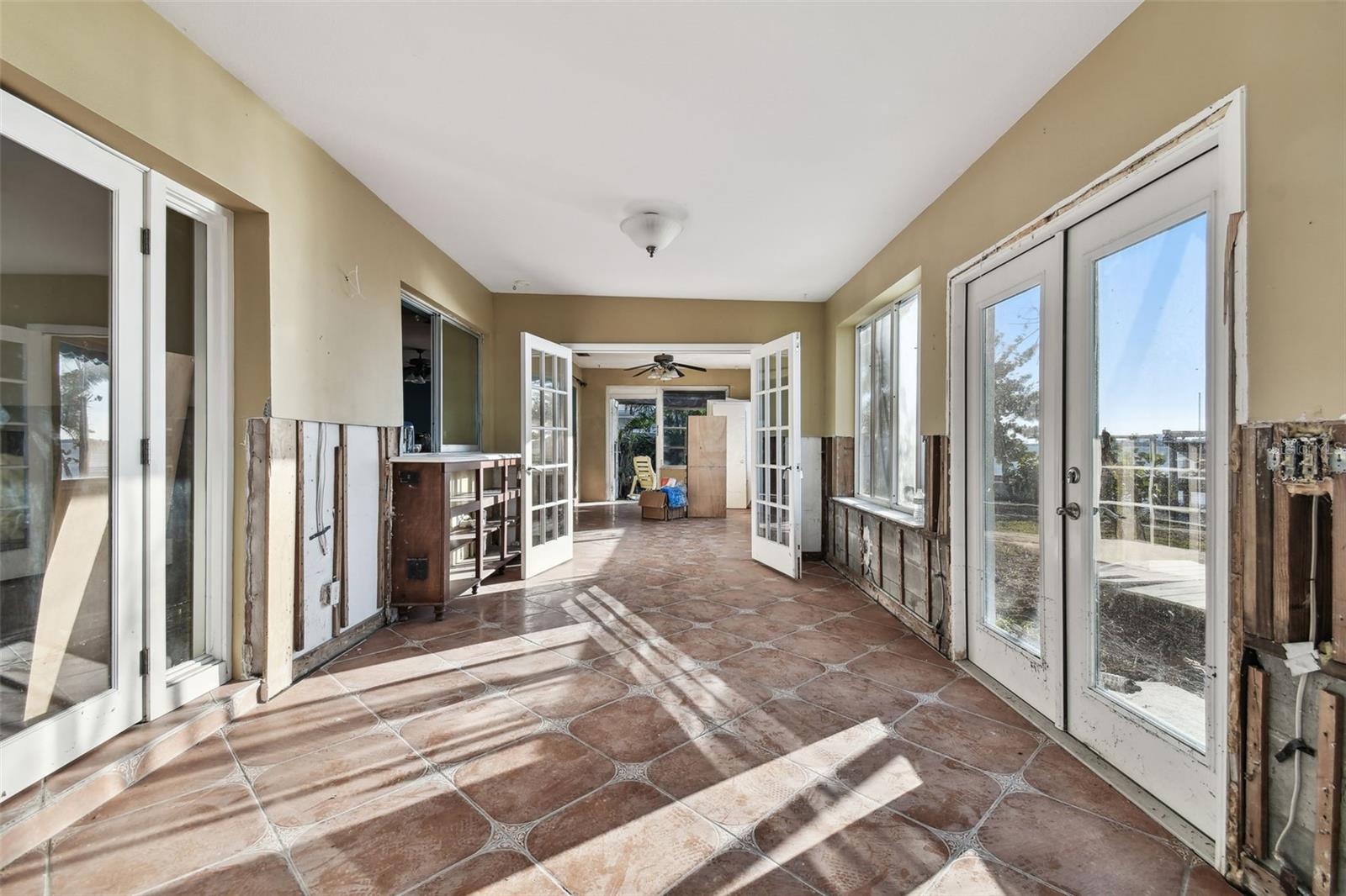 VENETIAN POINT - Land